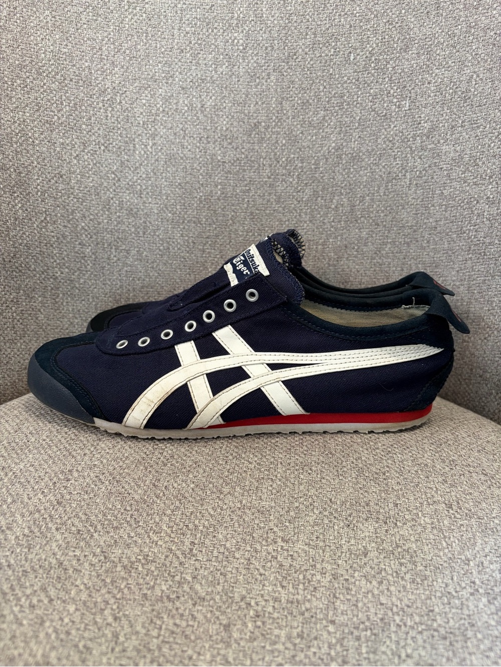 ONITSUKA TIGER- men’s us 8 Mexico 66 Slip-On in the Navy/Off-White colorway